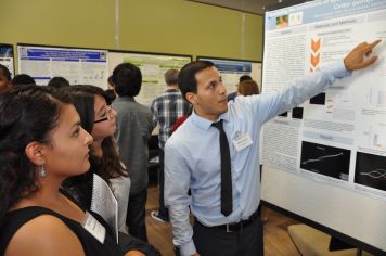 Marco Garcia explaining his poster (c) I. Pittalwala / UCR